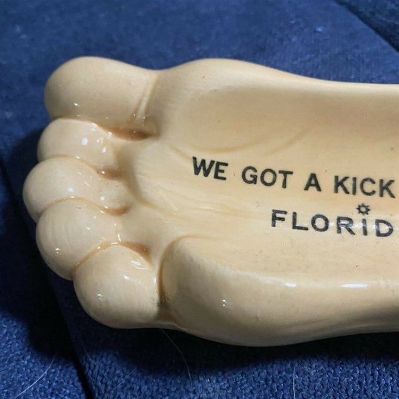 VINTAGE SOUVENIR FLORIDA BARE FOOT SHAPE CERAMIC ASHTRAY - Picture 2 of 8